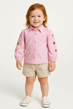 Camisa rosa com bordado na manga