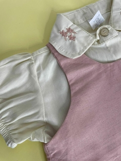 Conjunto de salopete e camisa com bordado flores - Fantástico mundo