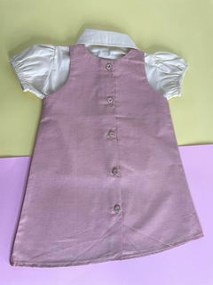 Conjunto de salopete e camisa com bordado flores na internet