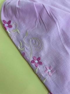 Camisa rosa com bordado na manga - Fantástico mundo