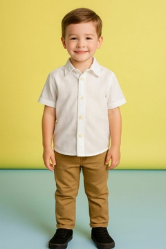 Conjunto de camisa com detalhes e calça sarja