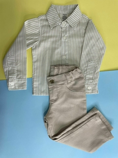 Conjunto de camisa listrada e calça sarja na internet