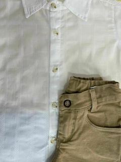 Conjunto de camisa com detalhes e calça sarja na internet