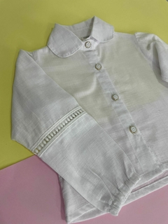 Camisa branca com detalhe na manga na internet