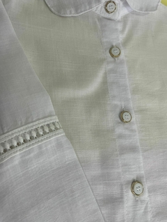 Camisa branca com detalhe na manga - comprar online