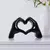 Escultura Decorativa Abstrata Mão Love - Arte que transmite afeto e estilo - Shopp da Casa