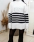 Polera oversized con cuello alto y rayas horizontales. - comprar online