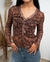Camisa de manga larga con undelicado estampado froral. Escote en V cierre con botones y detalle acampanado en las mangas. - comprar online