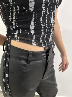 Remera Black and White en internet