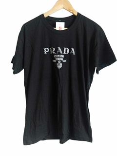 Camiseta PRADA Milano – Estilo Urbano com Toque de Luxo na internet