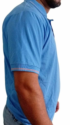 Camiseta Polo Masculina Azul Claro com Detalhes Listrados - comprar online