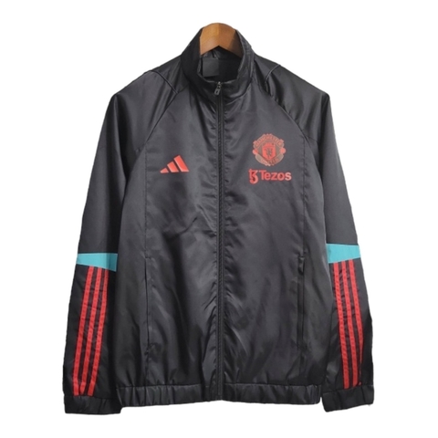 Jaqueta Corta-Vento Manchester United 23/24 - Masculina Adidas - Preta com detalhes em vermelho e azul