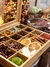 Imagem do Caixa de madeira e vidro com 16 produtos para: GIN / APERITIVOS OU CHOCOLATE