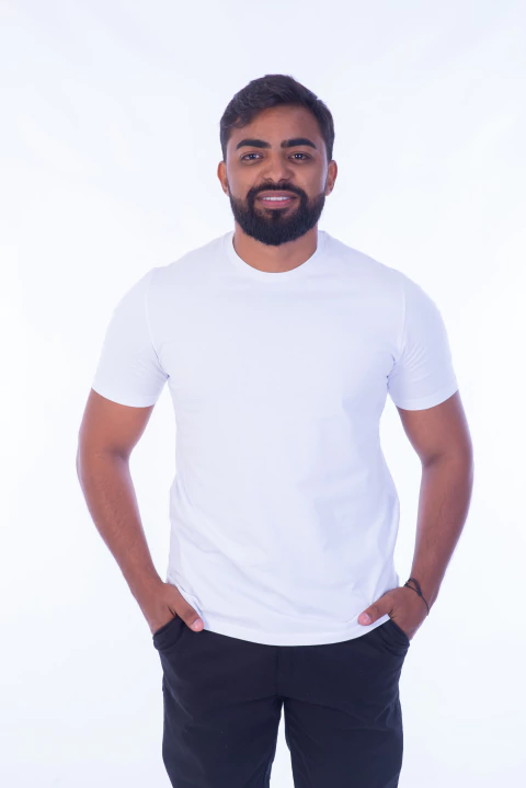 Camiseta básica branca logo bordada - comprar online
