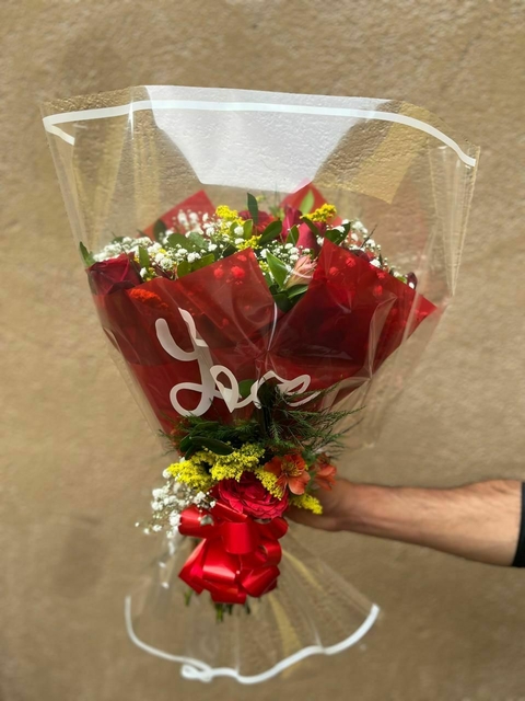 Buquê LOVE com 12 rosas