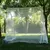 Imagen de Espaciosa mosquitera portátil blanca para acampar al aire libre y protección de dormitorios interiores.