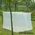 Espaciosa mosquitera portátil blanca para acampar al aire libre y protección de dormitorios interiores.