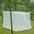 Espaciosa mosquitera portátil blanca para acampar al aire libre y protección de dormitorios interiores.