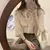 Um bolso solto blusa, em torno do pescoço roupas de renda, sentido dobrado cami