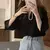 Um bolso solto blusa, em torno do pescoço roupas de renda, sentido dobrado cami