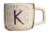 TAZA DE CERAMICA 13.5OZ (400ML) LETRA K CREMA COLECCIÓN MONOGRAFIC