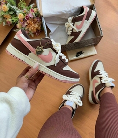 DUNK LOW MARRON/ROSA na internet