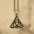 Triquetra esmaltada, con cadena