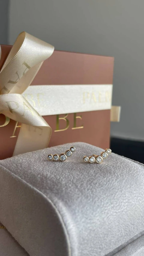 Earcuff Pontos de Luz em Prata 925 Banho em Ouro Amarelo 18k