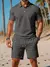 Um conjunto de duas peças de shorts de verão masculino de alta qualidade e top