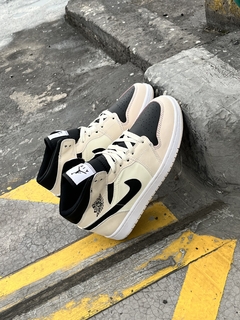 Air Jordan Retro 1 'Mid Barely Orange'
