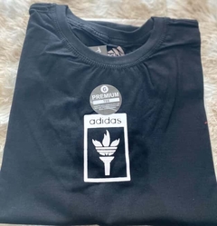 Banner da categoria camisa adidas tamanho G com estampa tocha no centro
