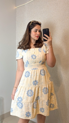Vestido Fátima: Godê bege com flores bordadas em azul – romântico - Essência Feminina Moda Evangélica