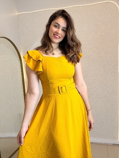 Vestido Penelope Elegante com Cinto e Babados Delicados na internet