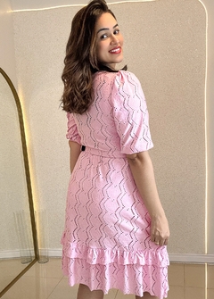 Vestido Amelia em Tule de Malha com Botões Decorativos e Babados - Essência Feminina Moda Evangélica