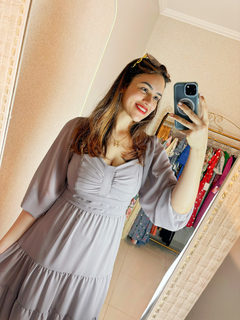 Vestido Lia Midi Grafite em Chiffon com Babados e Ajuste na internet