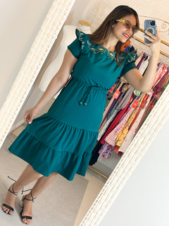 Vestido Sarah: Elegante Crepe Premium com Bordado Floral na internet