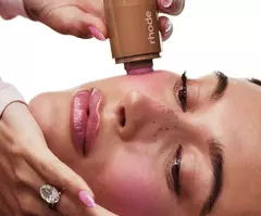 Rhode Blush Pocket na internet