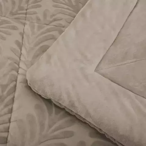 Coberdrom cinza com estampa de folhagem e detalhe de tecido macio