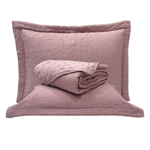 Transforme seu quarto em um refúgio de conforto com a Colcha ANARRUGA Sultan. Com textura delicada e detalhes ultrassônicos no estilo geométrico, ela traz aconchego e elegância em cada detalhe. Disponível nos tamanhos Solteiro, Casal, Queen e King, acompa