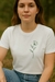Babylook ou Camiseta Feminina Flor Minimalista Dourada ou Verde - comprar online