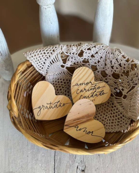 Coração Madeira Pinus - Até 6 palavras - Personalize o seu! Um Rabisco