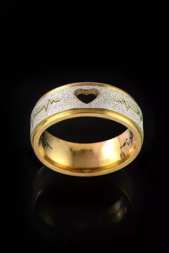 Aliança 8mm Com Coração E Batimentos Vazados Banhada A Ouro 18k