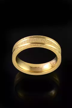 Aliança 6mm Diamantado Com Friso Entrelaçado Banhada A Ouro 18k