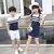 Família listrada mãe ombro e filha vestido, combinando roupas, pai e filho t-s na internet