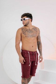 Bermuda Masculina Jeans Destroyed Cor vinho - comprar online