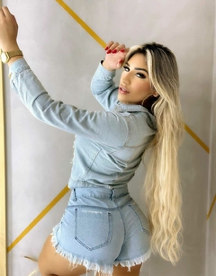 Jaqueta Jeans Feminina com Gola de Pele Sintética - Elegância e Aconchego em um Só Produto! na internet