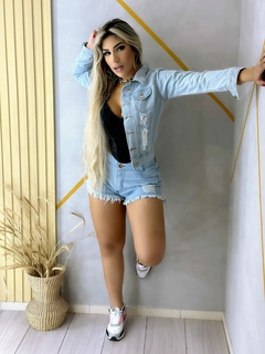 Jaqueta Jeans Feminina com Gola de Pele Sintética - Elegância e Aconchego em um Só Produto! - loja online