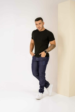 Calça de sarja masculina escura com detalhe no bolso traseiro em couro - comprar online