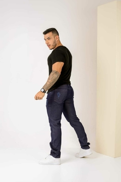 Calça de sarja masculina escura com detalhe no bolso traseiro em couro - loja online