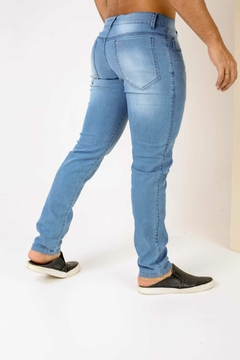 Calças jeans claras: versatilidade em todas as estações - Da Luz Moda